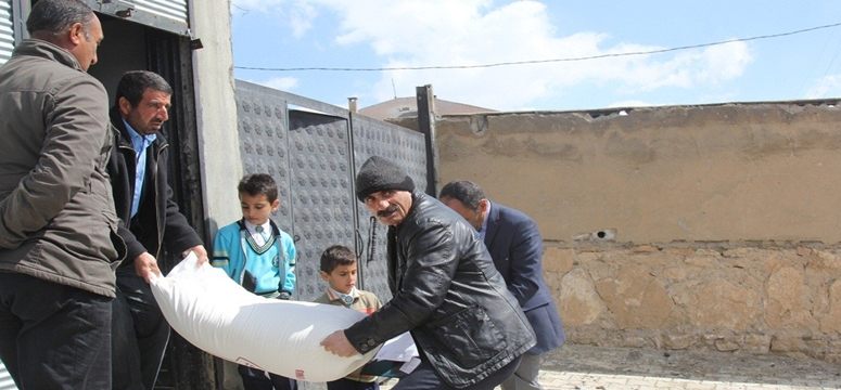  Başkale Belediyesinden yoksul ailelere ekmek ve un yardımı