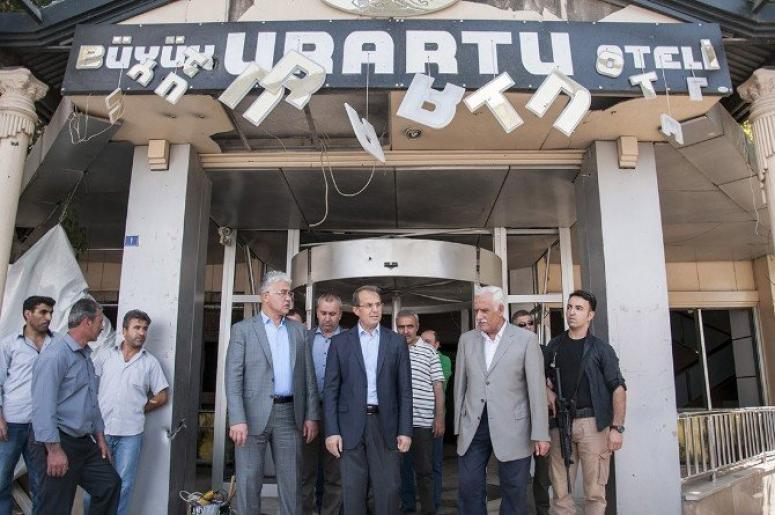Van Valisi Taşyapan patlamadan zarar gören esnafı ziyaret etti