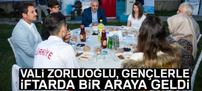 Vali Zorluoğlu, gençlerle iftarda bir araya geldi