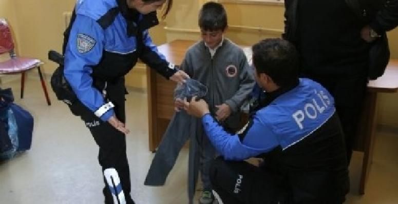 Van polisinden 700 öğrenciye giyim yardımı