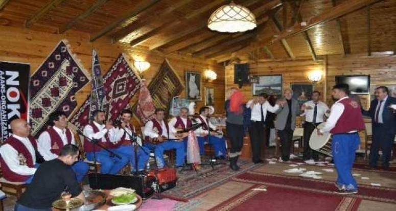 Van sıra gecesi ekibi, öğretmenler gününde coşturdu
