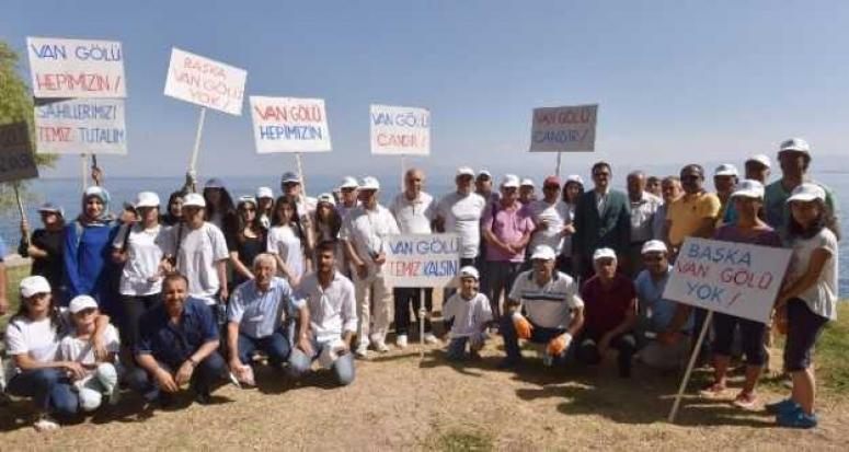 Van Gölü sahilinde temizlik kampanyası