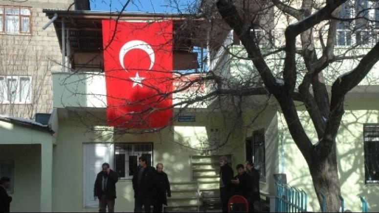 Vanlı şehidin ailesi taziyeleri kabul etmeye başladı