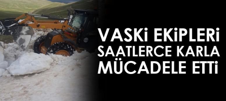 VASKİ ekipleri kar yığınlarını aşarak onarım yaptı