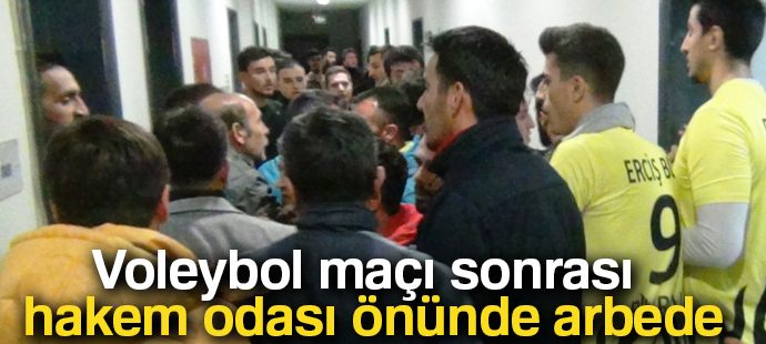 Voleybol maçı sonrası hakem odası önünde arbede