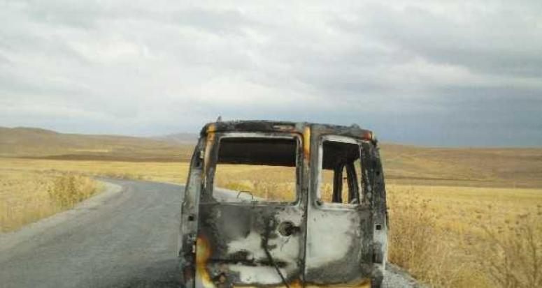 Seyir halindeki araç alev alarak kül oldu