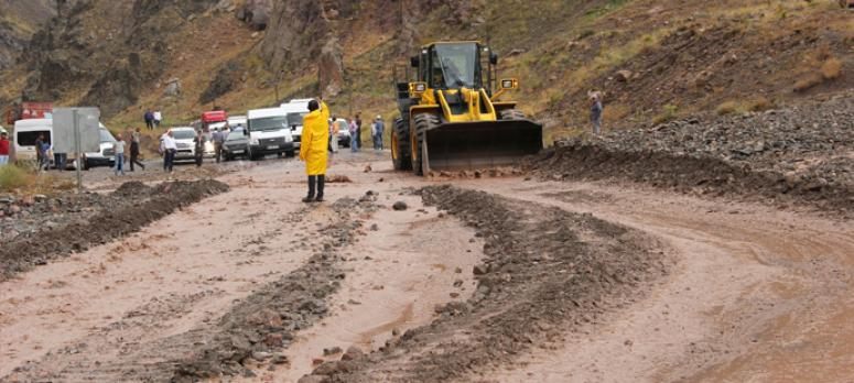 Van-Hakkari karayolu sel nedeniyle ulaşıma kapandı